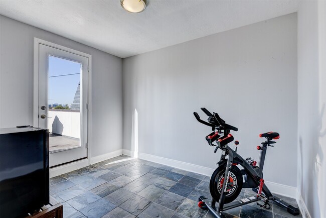 Building Photo - 1124 W Dallas St