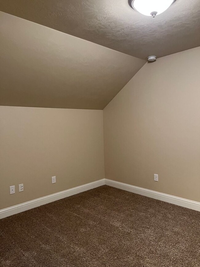 Building Photo - Executive Home In Elko