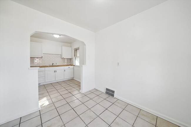 Building Photo - 3 Bedroom Bungalow - West Side