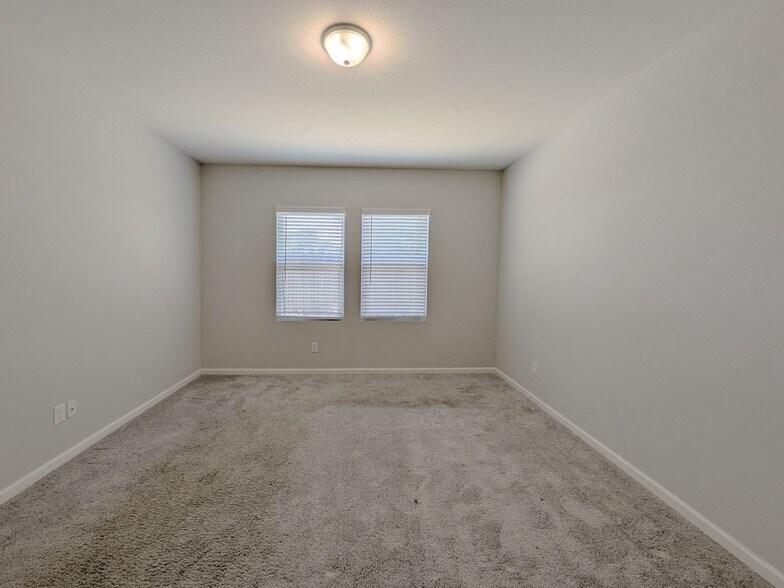 Building Photo - 2905 Aspen Dr