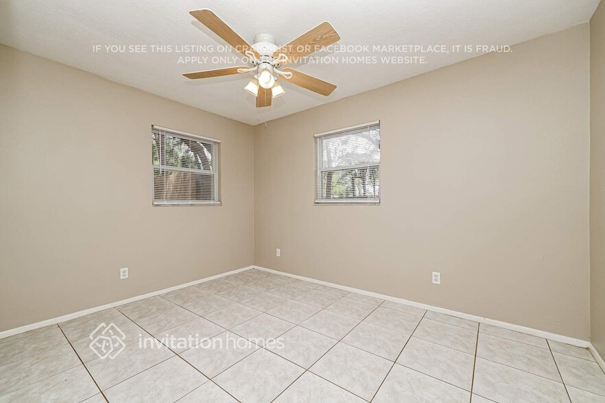 Building Photo - 130 NE Madison Cir N