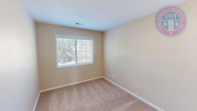 Building Photo - Bethany - Desirable Kaiser Woods / Beautif...