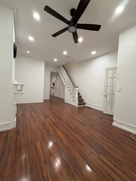 Living room (angle 3) - 1641 Edgley St