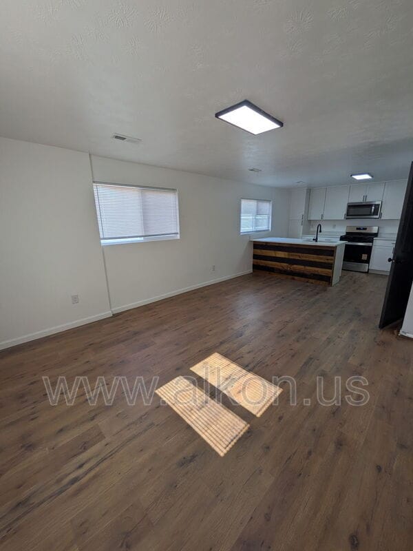 Building Photo - 949 Perry Hwy