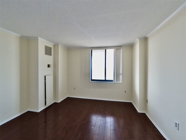 Building Photo - 1434 Harmon Cove Tower