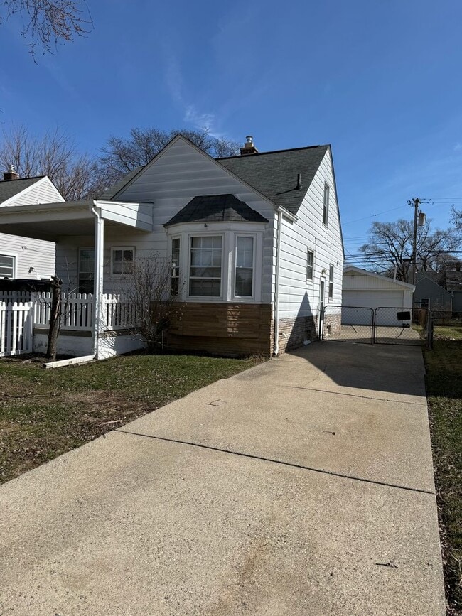 Building Photo - Awesome Property for an Awesome Price