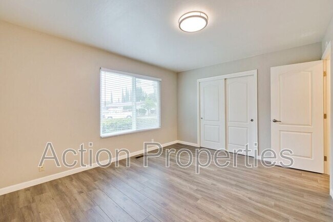 Building Photo - 854 Coolidge Ave