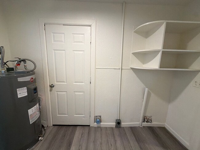 Building Photo - Freshly remodeled 3br 1ba, garage, LVP Flooring throughout.