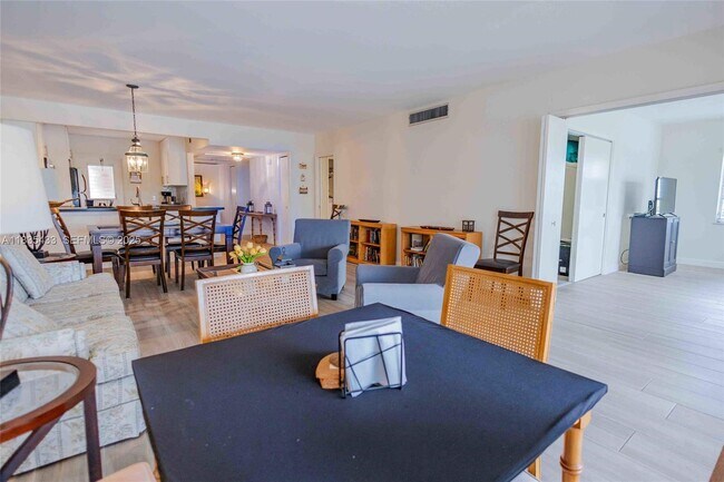 Building Photo - 2751 N Palm Aire Dr