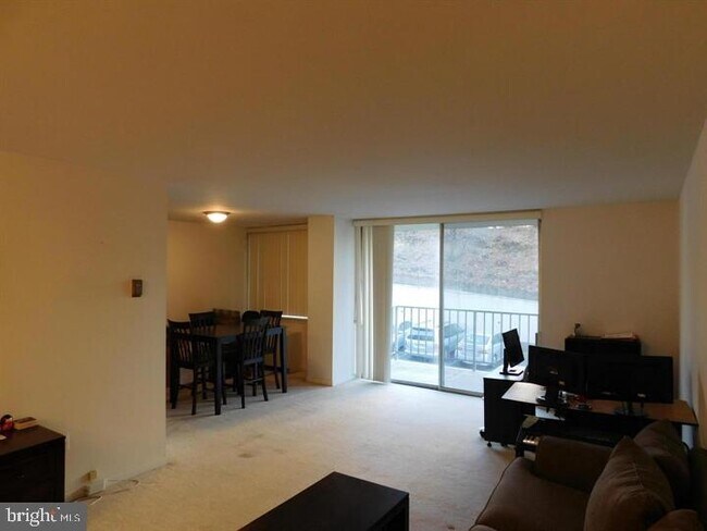 Building Photo - 5565 Columbia Pike