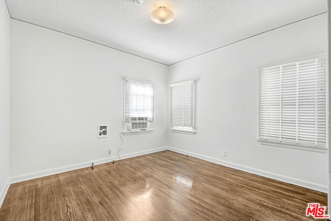 Building Photo - 1357 Cloverdale Ave