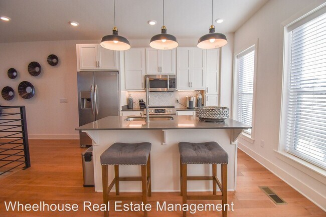 Building Photo - 606 SW B St