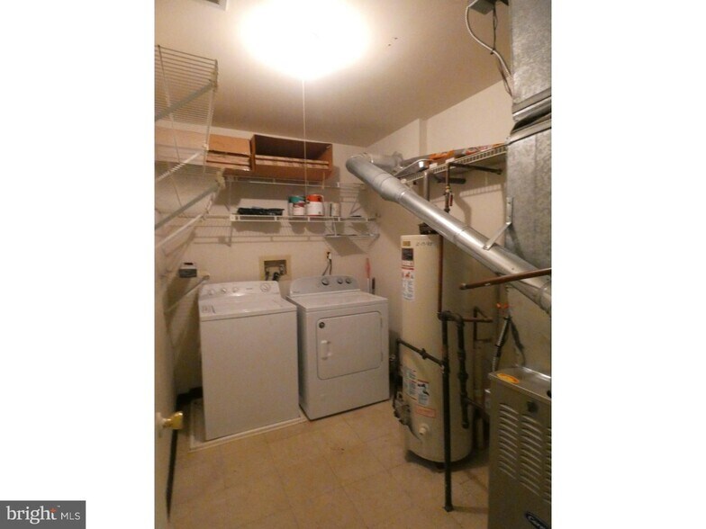 Building Photo - 12 Holly Ct