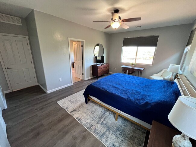 Building Photo - Central- FURNISHED 4 bedroom/ 3 bathroom h...