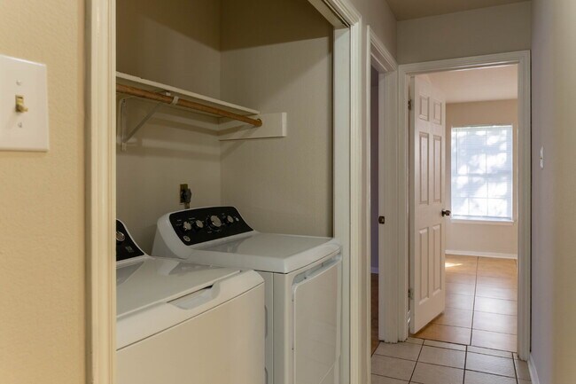 Building Photo - 2402 Lazy Ridge Dr