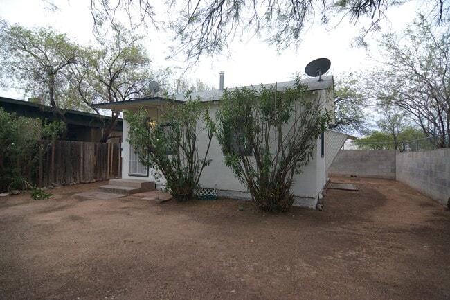 Building Photo - Charming 1 Bedroom 1 Bath! Central Tucson Location! Minutes from the UofA!