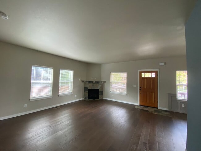 Building Photo - Oakview 3 Bedroom Beauty w/huge Bonus Room!