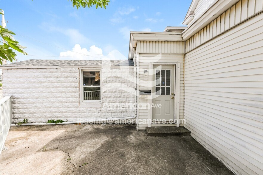 Building Photo - 1605 Mobile Ave