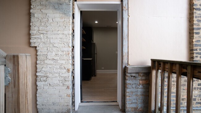Building Photo - 1706 W Balmoral Ave