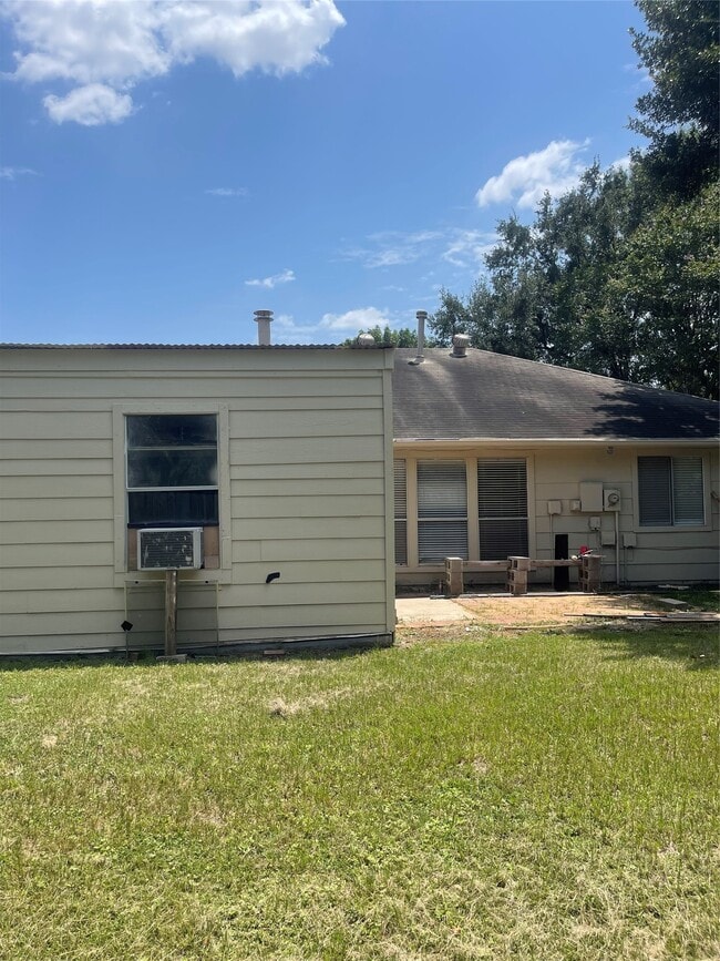Building Photo - 6406 Bayou Crest Dr