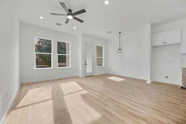 Building Photo - 117 Capetown Ln