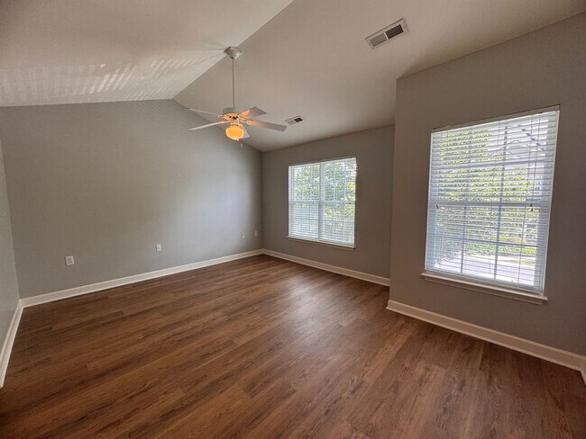 Building Photo - 2BR 2.5BA Townhome with Screened Porch