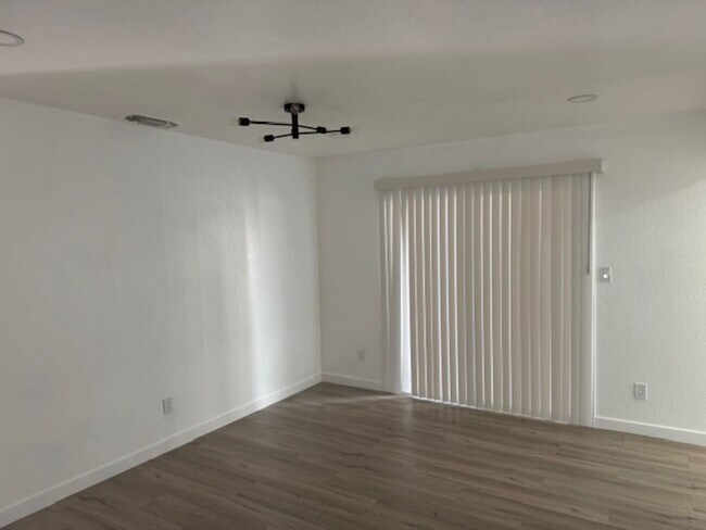 Building Photo - 401-403 Elizabeth Way