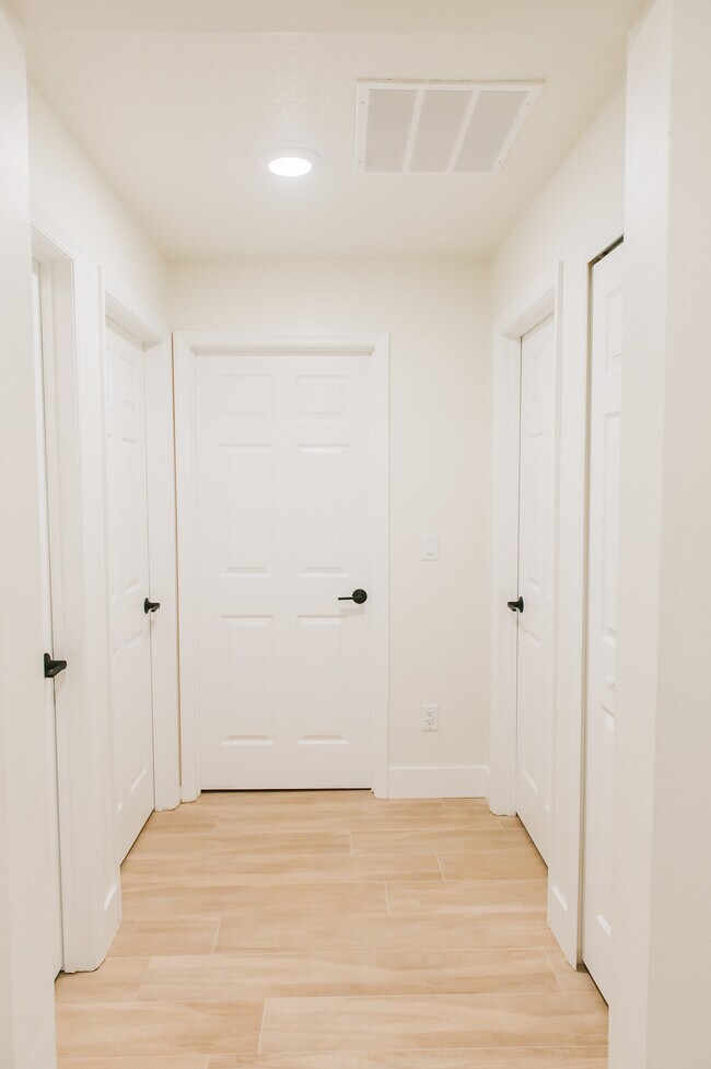 Building Photo - 208 Grande Lake Dr