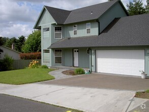Building Photo - Beautiful Home on a Quiet Street Near Walk...