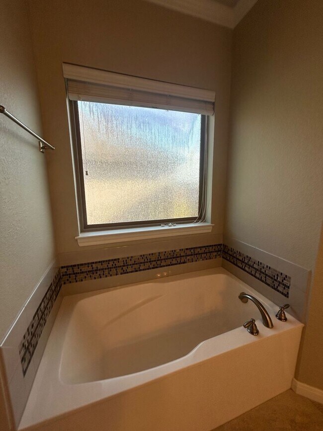 Building Photo - Beautiful Midway ISD Home