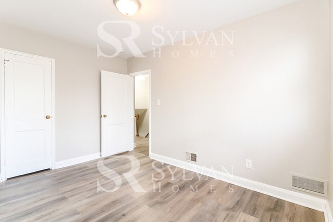 Building Photo - Remarkable Value. Unbeatable Location!