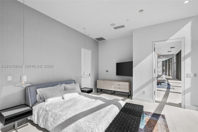 Building Photo - 5875 Collins Ave
