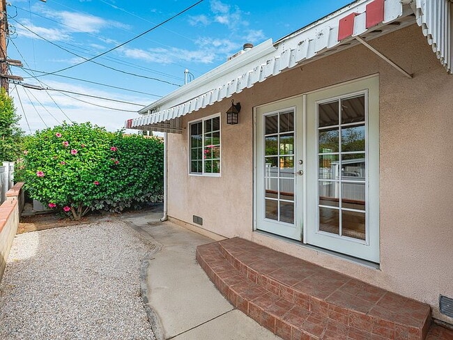 Building Photo - "Spacious 4-Bed, 3-Bath Oasis in Prime Los Angeles Location - 2080 Sq Ft of Comfort!"