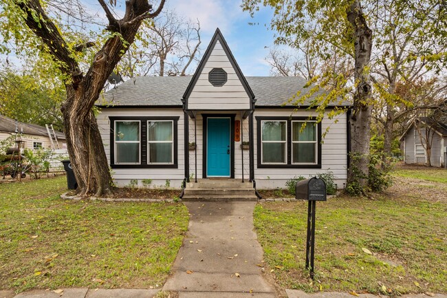 Building Photo - Charming in Cleburne