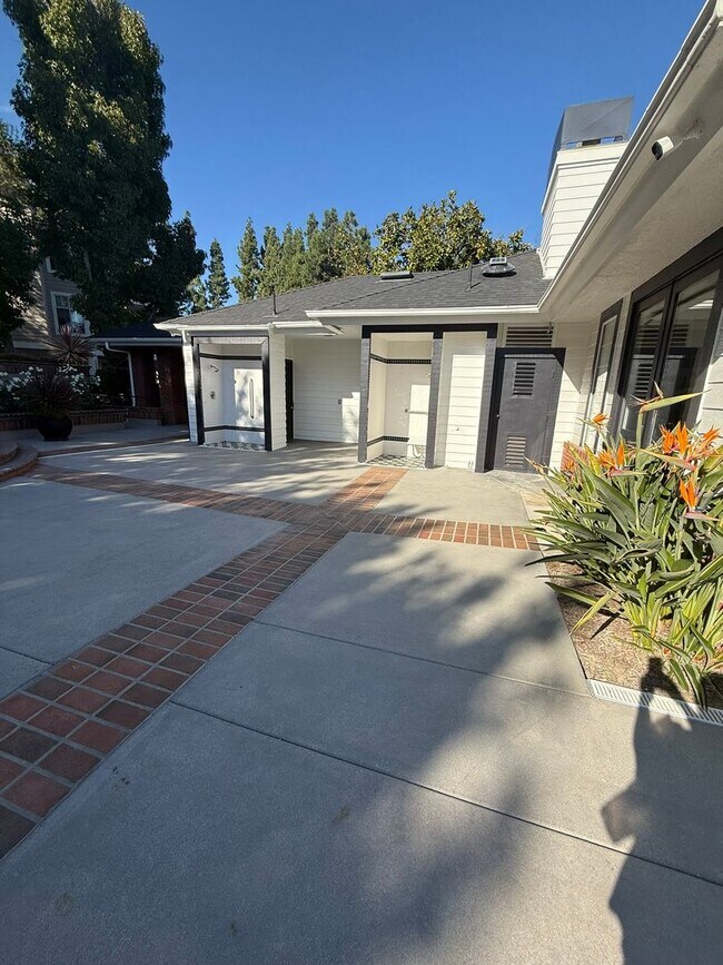 Building Photo - **Charming 1bed 1bath Condo located in the desirable Canyon Villa Community**
