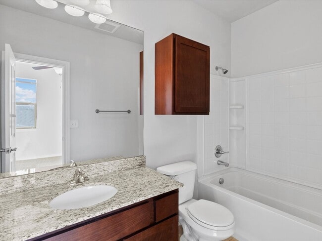 Building Photo - Gorgeous newer 2br 2.5ba Townhome!!