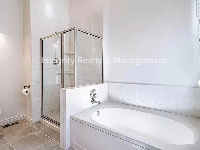 Building Photo - 3 Bed/3 Bath, 2,759 Sqft -9614 Pinebrook S...