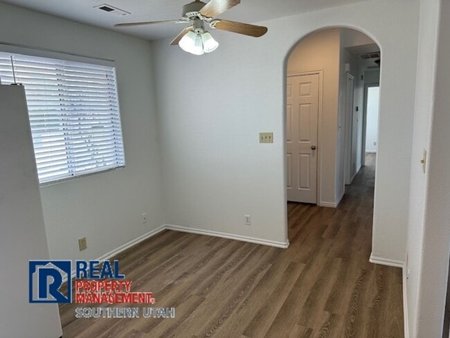 Building Photo - Three Bedroom Home in Washington
