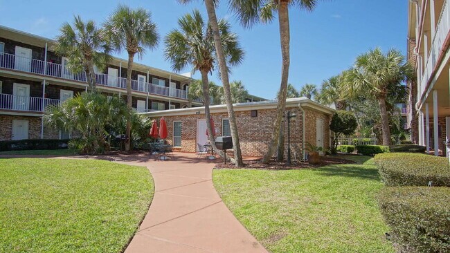 Building Photo - Coastal Condo Living with Pensacola Bay Views, Waterfront Pool Access & Prime Location Near Downt...