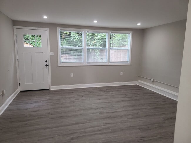 Building Photo - Newly Renovated Townhome Coming Soon!