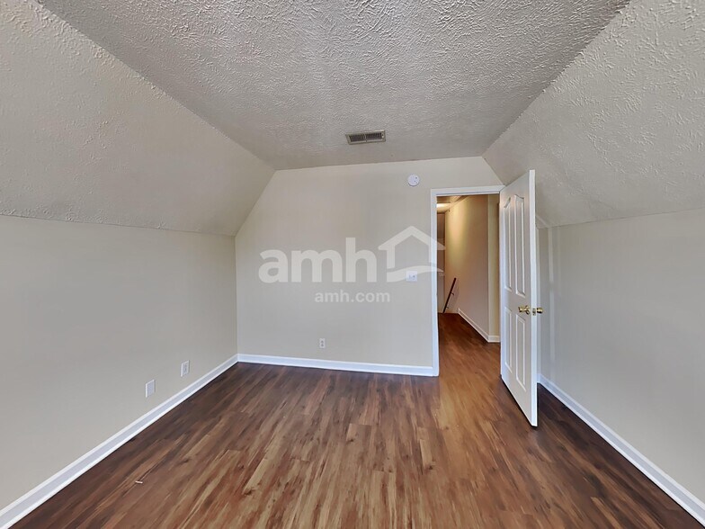 Building Photo - 2825 Islington Dr