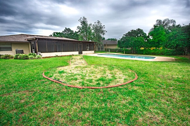 Building Photo - 3 Bedroom, 2 Bath Single Family Pool Home ...