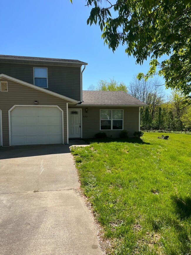 Building Photo - 630-632 W. Country Squire Ct.