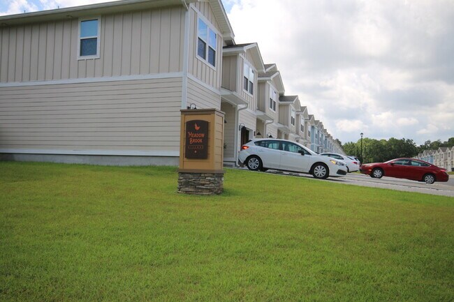 Building Photo - Pet-Friendly 3BR Townhome in Meadow Brook ...