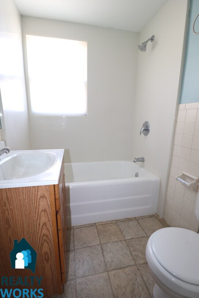 Building Photo - 926 S 14th St