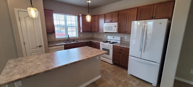 Building Photo - "Charming 3-Bedroom Townhouse Retreat in Colorado Springs – Spacious 1704 Sq Ft with 2.5 Bathrooms!"