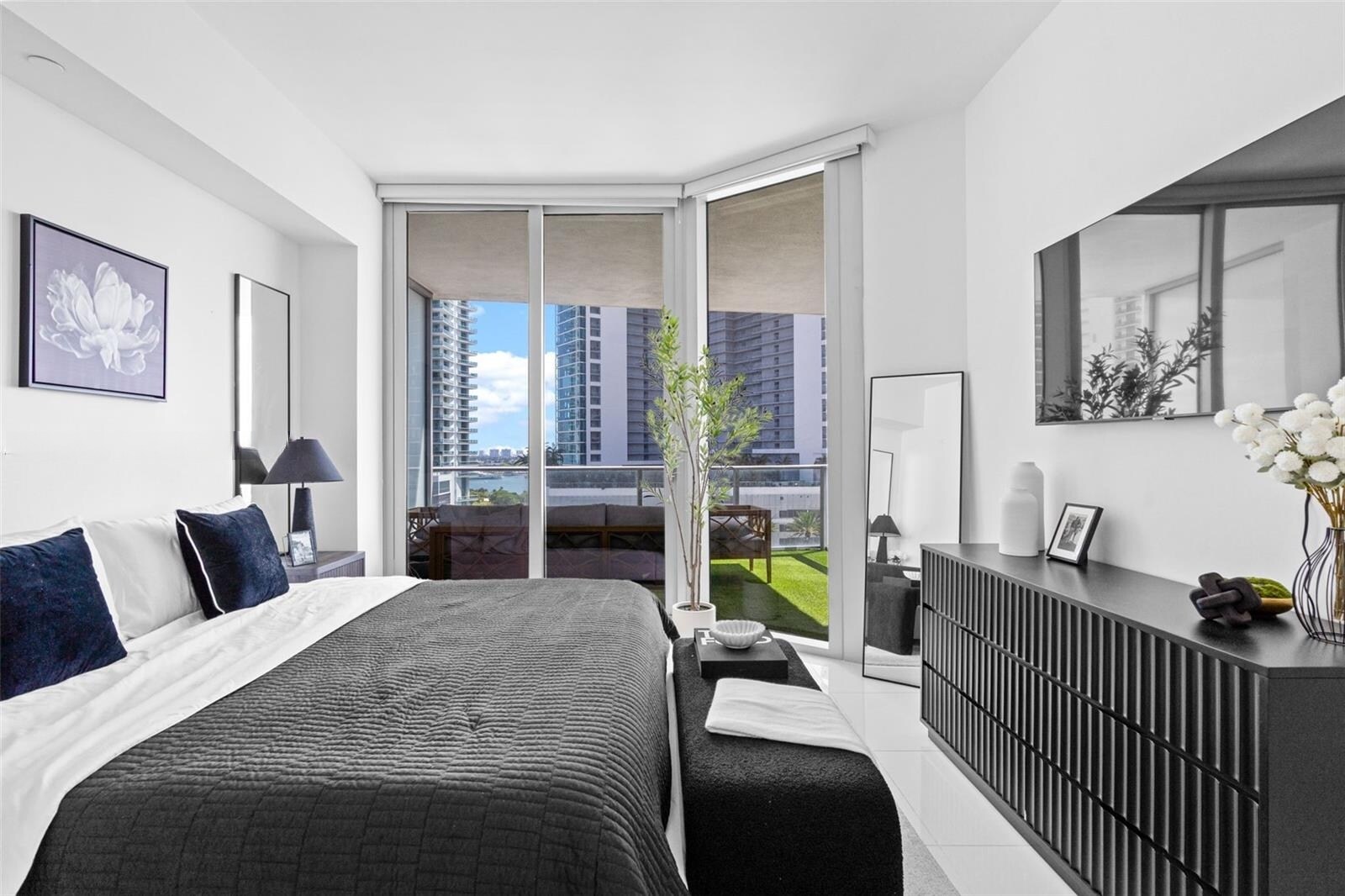 Building Photo - 851 NE 1st Ave