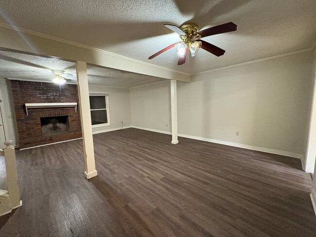 Building Photo - 3 Bed/2.5 Bath in Brookwood Subdivision