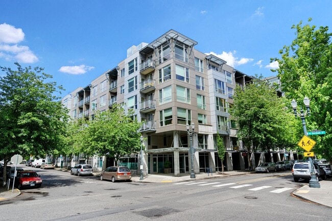 Building Photo - 2 Bed, 2 Bath Bright & Modern Condo in the Pearl District - Now Available!