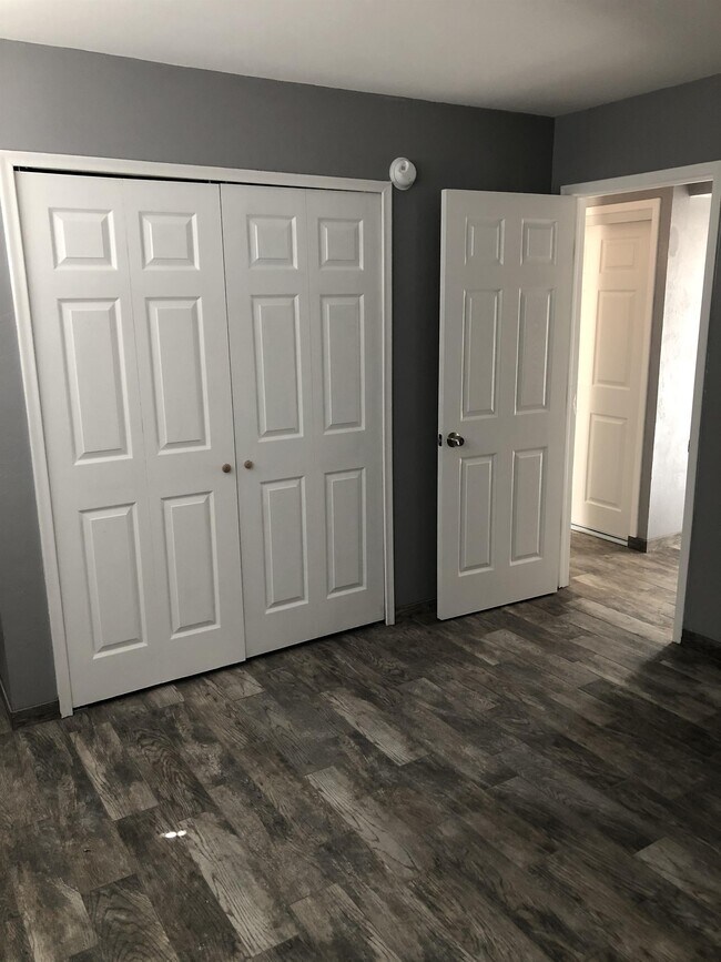 Building Photo - 2601 W Broadway Blvd